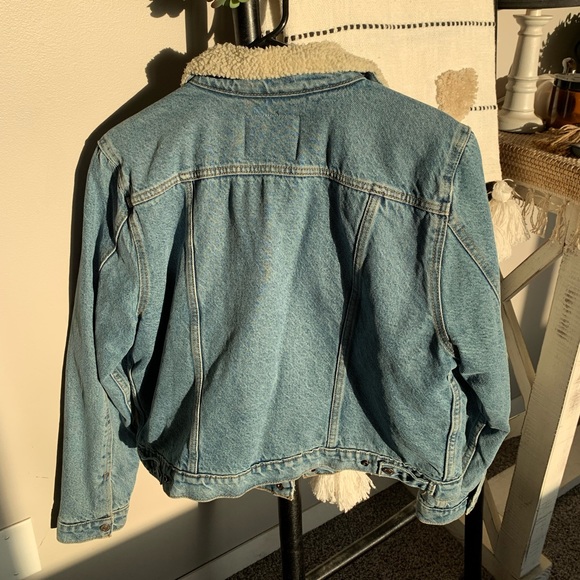 Levi’s Sherpa Lined Jean Jacket - Picture 4 of 4